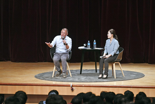 정의선 현대자동차그룹 수석부회장이 22일 서울 양재동 본사에서 열린 타운홀미팅에서 직원의 질문에 답하고 있다. <현대자동차그룹 제공>